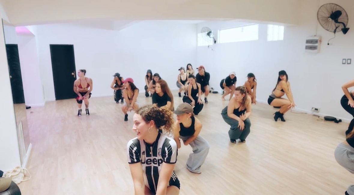 Una clase de On Heels llena: más de veinte bailarinas en el estudio