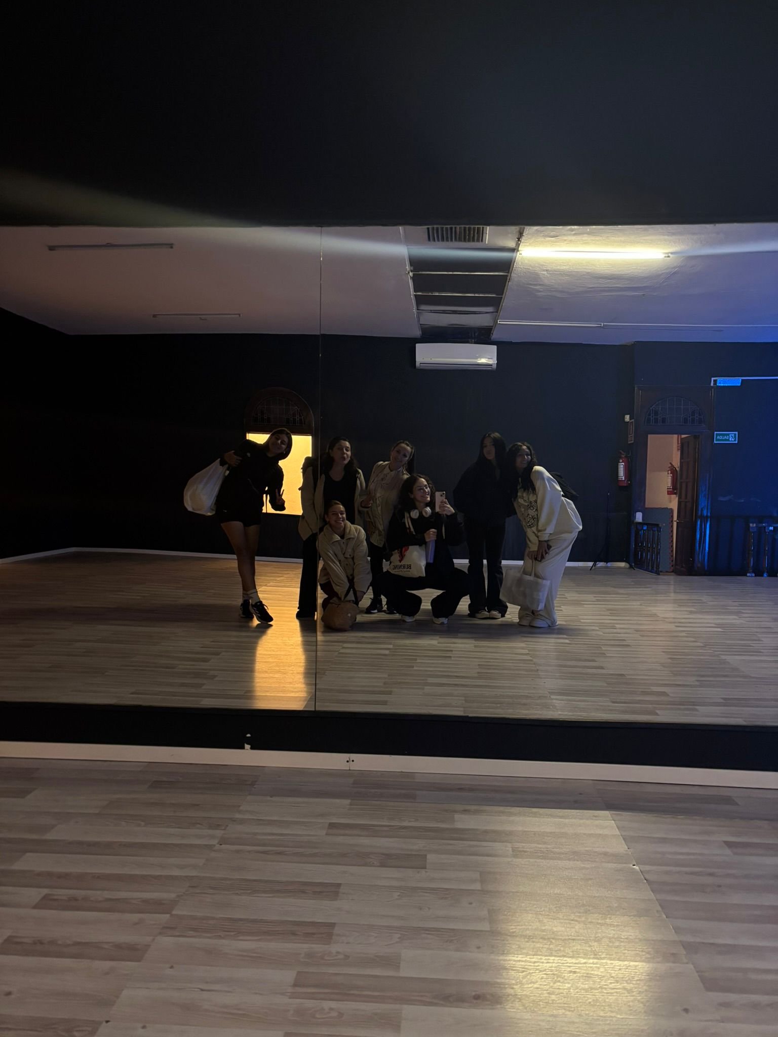 El grupo de On Heels después de una clase en el estudio